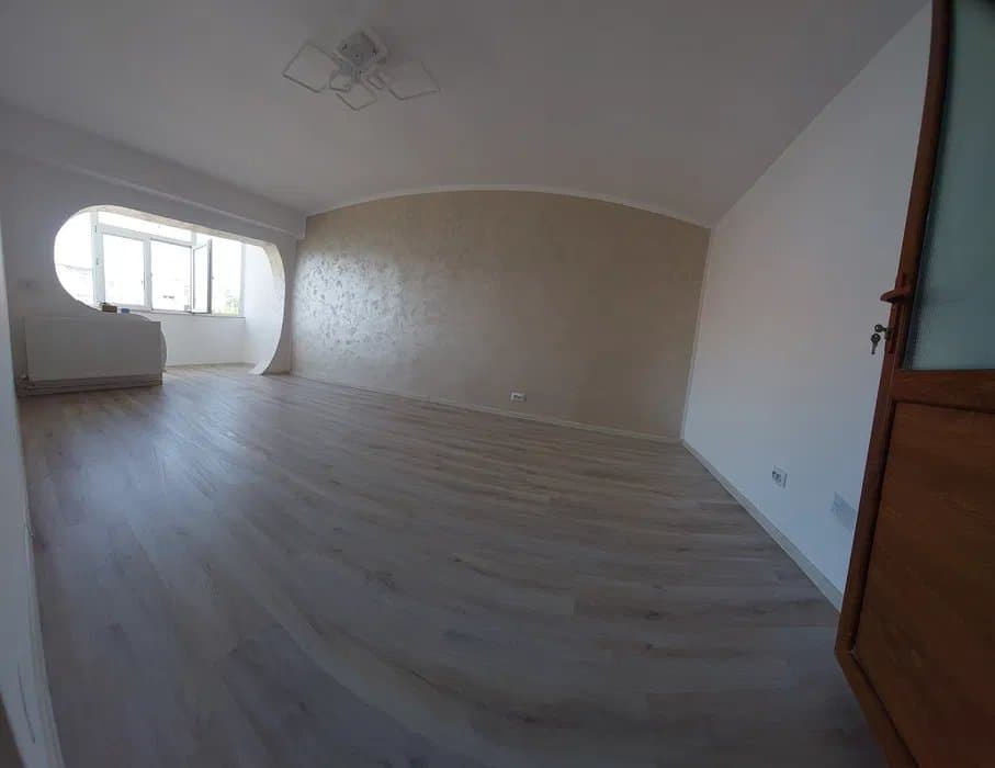 Apartament Spatios 3 Camere - Poarta 6 - 2 Grupuri Sanitare-Centrala gaze - 2