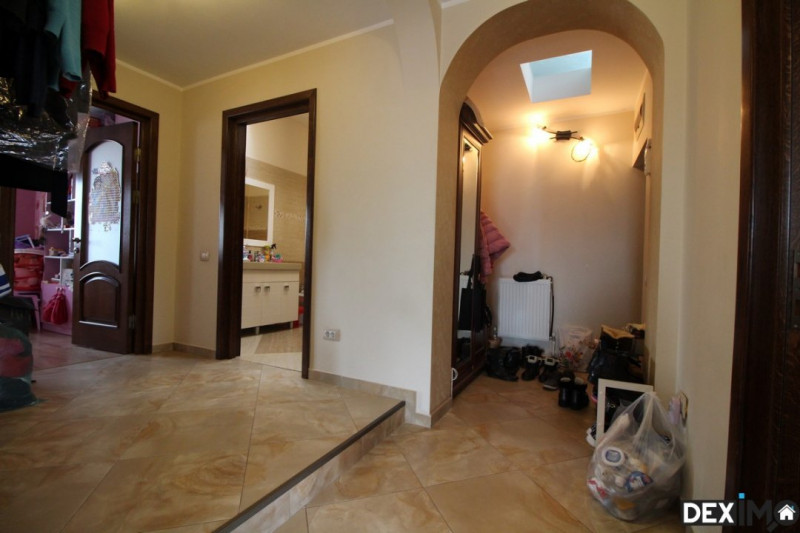 Apartament In Vila - Zona Universitate - Mobilat / Utilat - Aproape De Plaja