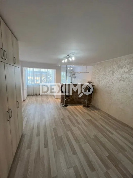 Garsoniera Renovata - Zona Far Billa - Etaj Intermediar - Vedere Spre Port