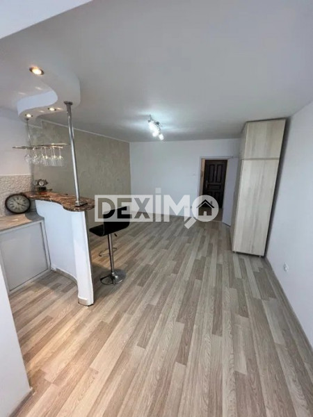 Garsoniera Renovata - Zona Far Billa - Etaj Intermediar - Vedere Spre Port