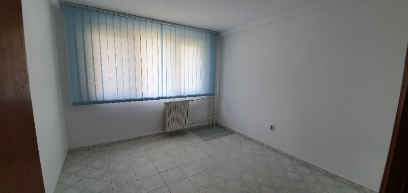Apartament 3 camere,semidecomandat,nemobilat,clasic - ideal birou