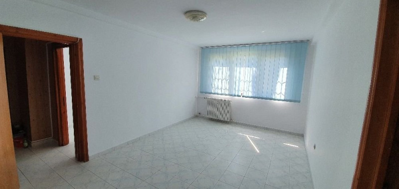 Apartament 3 camere,semidecomandat,nemobilat,clasic - ideal birou