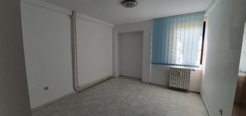 Apartament 3 camere,semidecomandat,nemobilat,clasic - ideal birou