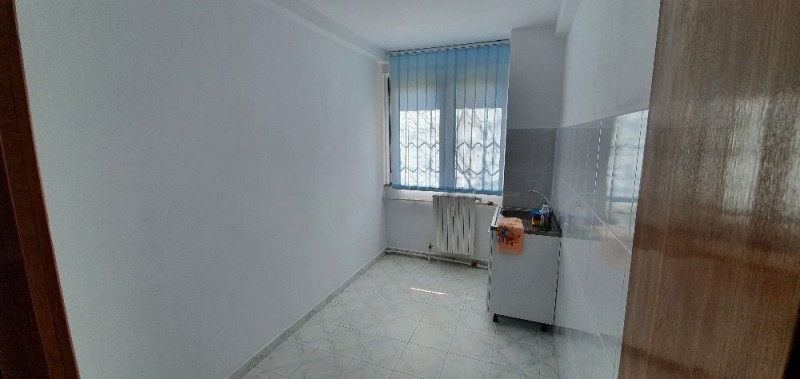 Apartament 3 camere,semidecomandat,nemobilat,clasic - ideal birou