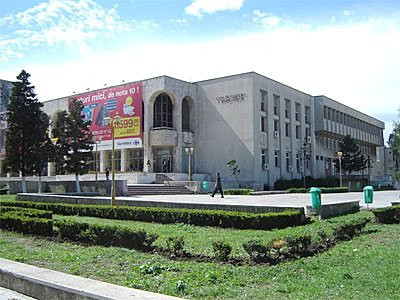 Apartament 4 Camere Decomandate - Zona Casa De Cultura - Etaj 4 - Izolat